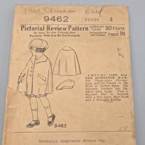 Op de afbeelding: Vintage naaipatroon voor een kinder cape en tam o'shanter hoed. Het patroon, met nummer 9462, bevat illustraties van de cape, hoed en een kind dat de set draagt. De tekst geeft aan dat het patroon voor een kind van 4 jaar is.