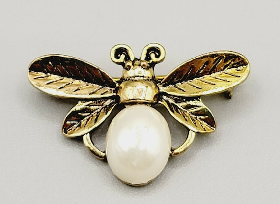 Honey Bee Flying Insect Brooch Polished Gold Tone Pin
