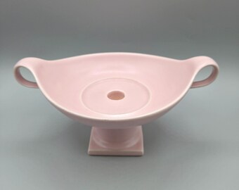 Candelabro de porcelana rosa Hyalyn Co. con base, cuenco y asas.