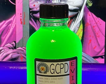 Peut inclure: Une bouteille en verre vert avec un couvercle noir étiqueté "GCPD EVIDENCE HAZARDOUS" avec le texte "Case: BM1-1940-425 Item: BV1-251 Investigating Officer: Det. J. Gordon Notes: Sample of "Smylex" aka "Laughing Gas" Suspect: Unknown Alias: "The Joker"