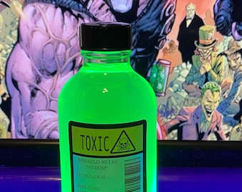 Peut inclure: Une bouteille en verre vert avec un bouchon noir et une étiquette d'avertissement jaune qui indique "TOXIC" et "HAZARDOUS". L'étiquette comprend également le texte "MIRACLO #0.1.93 "VENOM" 03-1991-LoDK-16 PEÑA DURO SANTA PRISCA SUBJECT NAME: EDUARDO DORRANCE ALIAS "BANE"