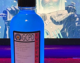 Peut inclure: Une bouteille en verre bleue étiquetée "GCPD EVIDENCE" avec une étiquette d'avertissement indiquant "HAZARDOUS". L'étiquette comprend les numéros de cas et d'article, le nom de l'officier enquêteur et des notes sur un échantillon de liquide de congélation cryogénique. Le suspect est identifié comme étant Victor Fries, alias "Mr. Freeze".