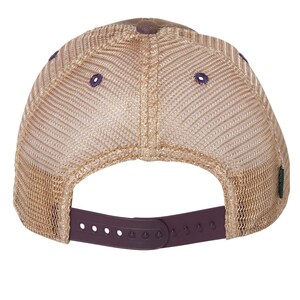 Puede incluir: Una gorra de camionero de malla marr&oacute;n y beige con una correa ajustable marr&oacute;n. La gorra tiene una malla marr&oacute;n en la parte posterior y un panel frontal marr&oacute;n.