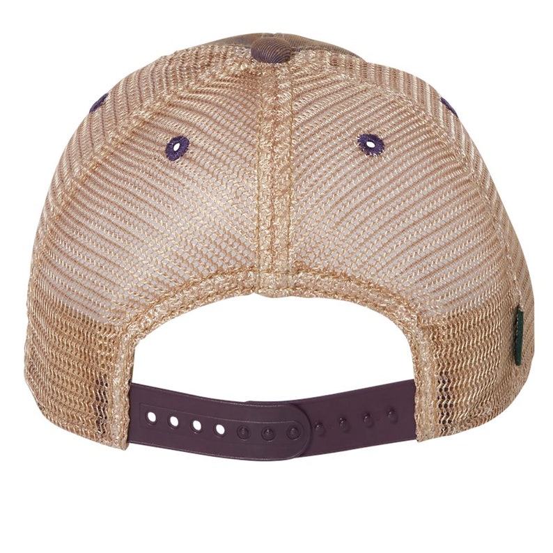Puede incluir: Una gorra de camionero de malla marr&oacute;n y beige con una correa ajustable marr&oacute;n. La gorra tiene una malla marr&oacute;n en la parte posterior y un panel frontal marr&oacute;n.