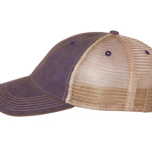 Puede incluir: Una gorra de b&eacute;isbol marr&oacute;n y azul con una parte trasera de malla. La parte delantera de la gorra es de color marr&oacute;n s&oacute;lido, mientras que la parte trasera es de malla marr&oacute;n.