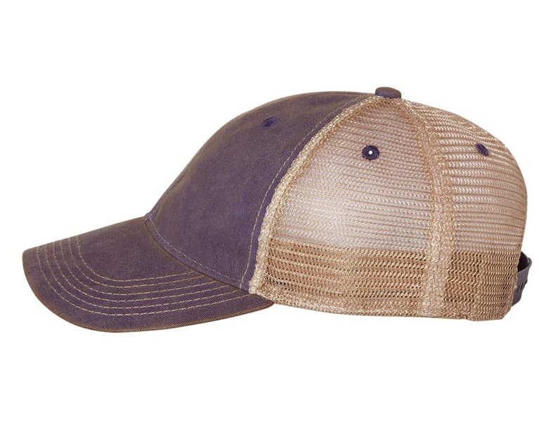 Puede incluir: Una gorra de b&eacute;isbol marr&oacute;n y azul con una parte trasera de malla. La parte delantera de la gorra es de color marr&oacute;n s&oacute;lido, mientras que la parte trasera es de malla marr&oacute;n.