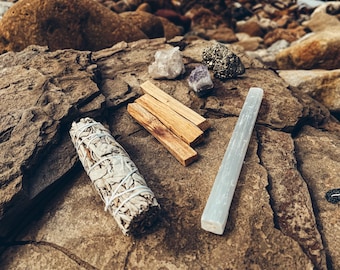 Kit de ceremonia de limpieza: varita de selenita, salvia, palo santo y cristal