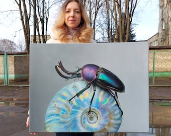 realistische kever, insectenkunst, keverkunst, schilderij van kevers, een schitterende heldere vliegende hert kever kruipt op een parelmoeren schelp, 3D-insectenkunst