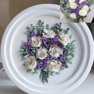 Sculpture florale 3D personnalisée - roses crèmes, violettes Statice et eucalyptus dans un cadre rond en bois, décoration murale bouquet de mariage personnalisée