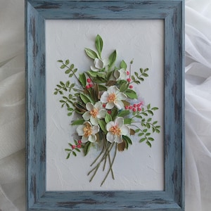 Art mural floral 3D, peinture sculpturale avec fleurs en plâtre, art botanique texturé, cadre bleu rustique, oeuvre d'art florale faite main