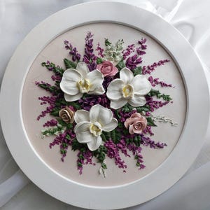Peinture sculpturale florale, orchidées et roses blanches 3D, art mural rond, oeuvre d'art en plâtre, décoration florale texturée, décoration intérieure, idée cadeau