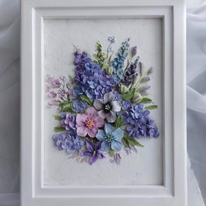 Tableau sculpture bouquet lilas, oeuvre d'art murale florale texturée 3D, relief de fleurs violettes, décoration d'intérieur lilas faite main avec cadre en bois
