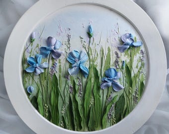 3D Iris Wandkunst, skulpturale Blumenmalerei, florales Kunstwerk, Gipsreliefplatte, blaue Irisdekor, handgemachte botanische Wandkunst