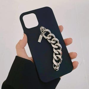 Etui en silicone épais et résistant avec chaîne en métal argenté