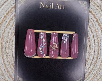 Uñas postizas hechas a mano con mariposas rosas
