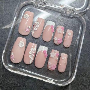 Flower Power Handmade Press On Nails | Flores | Floral | Noiva | Ocasião especial | Press On Nails | Nail Art | French Tip | Rosa | Branco