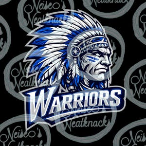 Puede incluir: Ilustración detallada de un guerrero nativo americano de perfil, con un tocado de plumas en tonos azules y blancos. La palabra "WARRIORS" se muestra de forma destacada en una fuente estilizada, con una combinación de colores azul y blanco. El fondo es negro.