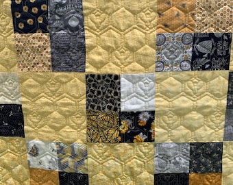 Hausgemachte Quilt Gelb und Schwarz "Bee Joyful" Vier Quadrate Patchwork 130 cm x 120 cm