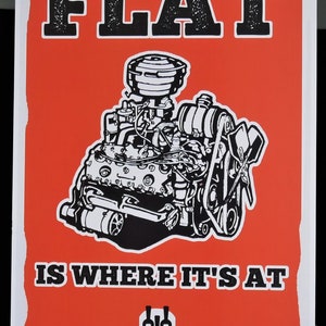 Puede incluir: Un póster con una ilustración en blanco y negro de un motor de coche sobre un fondo naranja. El texto "FLAT IS WHERE IT'S AT" está en negro, junto con el logotipo de "HEAVY INDUSTRIES".