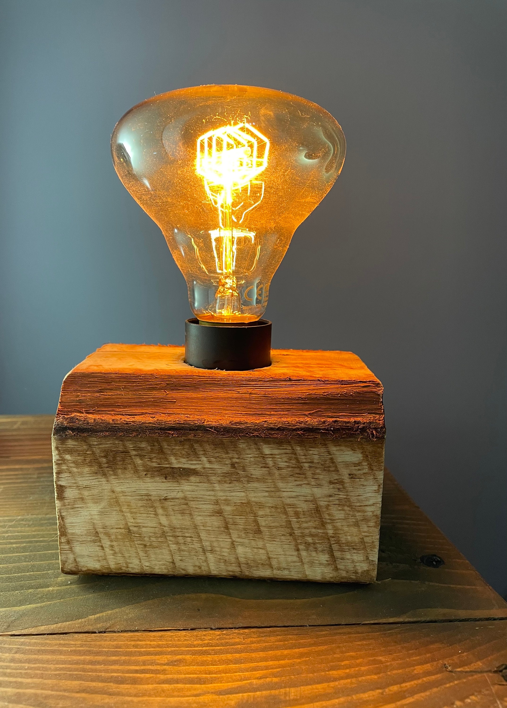 LED Lampe aus Altholz mit beweglichem Schwanenhals - by Jennifer