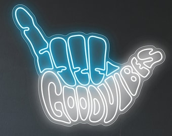 Puede incluir: Un letrero de neón con un contorno azul y blanco de una mano haciendo el signo shaka. El letrero dice "Feel Good Vibes".