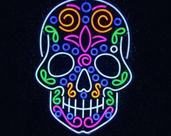 Puede incluir: Un letrero de neón con forma de calavera de azúcar con detalles coloridos, incluyendo espirales, hojas y puntos. El letrero está iluminado y brilla sobre un fondo oscuro. El texto "cityneon" es visible en la parte inferior de la imagen.