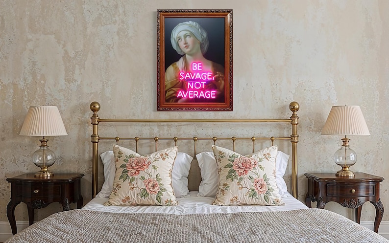 Puede incluir: Un dormitorio con una cama, cojines florales y una obra de arte enmarcada. La obra presenta un retrato cl&aacute;sico con el texto de ne&oacute;n "BE SAVAGE, NOT AVERAGE". L&aacute;mparas con pantallas plisadas est&aacute;n en las mesitas de noche.