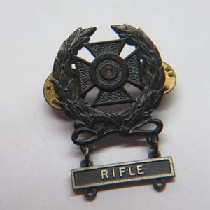 US WWII, Army Expert Marksmanship Badge STERLING Rifle