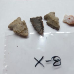 AMERICAN Indian  Artifacts Arrowheads w/ 3  points  AND a dart point  lot x-8