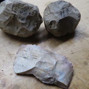 Plains Indians  NATIVE AMERICAN INDIAN   stone Artifacts   chipping  stones and a nice scraper  tools