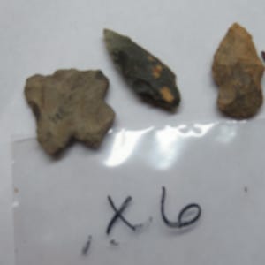 AMERICAN Indian  Artifacts Arrowheads w/ 3  points  AND a dart point  lot x-6