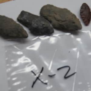 AMERICAN Indian  Artifacts Arrowheads w/ 3  points  AND a dart point  lot x-2