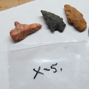 AMERICAN Indian  Artifacts Arrowheads w/ 3  points  AND a dart point  lot x-5