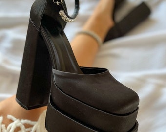 square toe low heel pumps