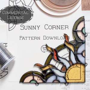 Puede incluir: Un patrón de vitral para una ventana de esquina que presenta un sol con rayos y un diseño verde, naranja y amarillo. El patrón se titula "Sunny Corner" e incluye una licencia comercial.