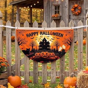 Puede incluir: Un estandarte de Halloween semicircular con fondo naranja, una casa encantada negra, tres calabazas, un gato negro, dos fantasmas y murciélagos. El texto "HAPPY HALLOWEEN" está impreso en negro en la parte superior con telarañas.