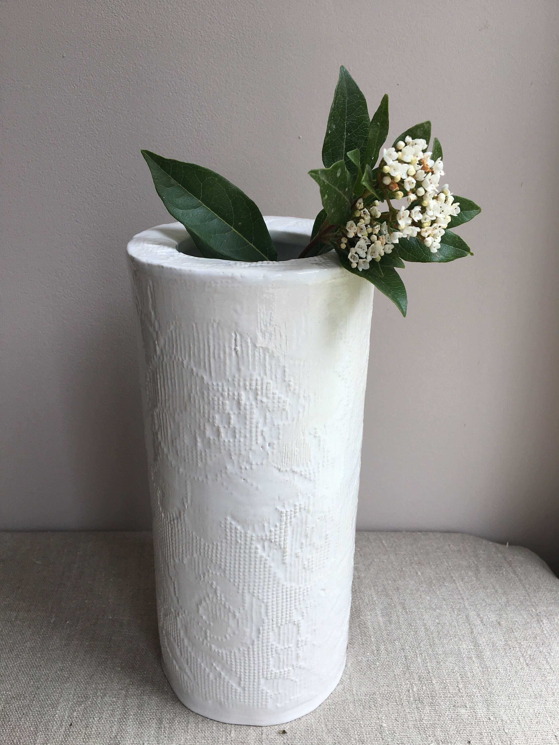 Vase Blanc en Céramique Décor Dentelle, Pièce Unique