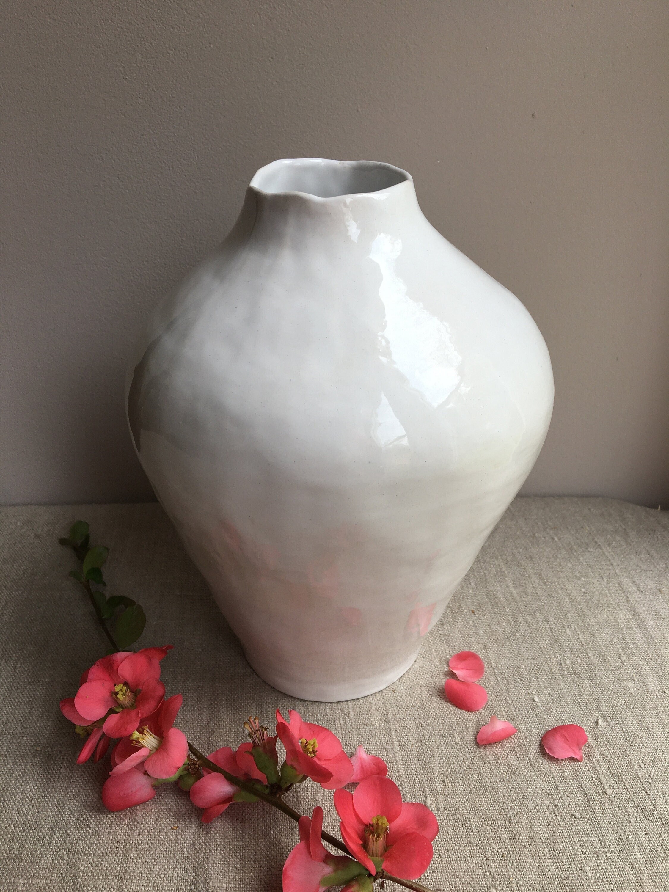 Vase Blanc en Céramique Fait Main, Pièce Unique