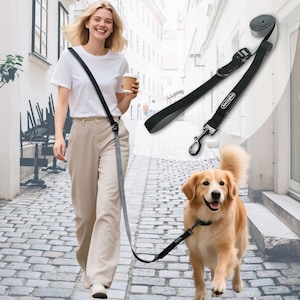 以下が含まれることがあります： 黒とグレーの犬用リードと、お揃いのショルダーストラップ。 リードには金属製の留め金とパッド入りのハンドルが付いています。 犬はゴールデンレトリバーです。 リードは、ハンズフリーウォーキング用に設計されています。