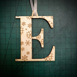 Adornos con monogramas para árboles de Navidad Letras navideñas Personalizadas Madera personalizada Cinta de madera Regalos Grabados Familia Únicos Copo de nieve Láser