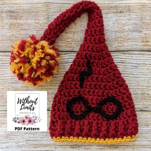 Pode incluir: Chapéu de crochê vermelho e dourado com um design de raio preto e óculos. O chapéu tem uma parte superior longa e pontiaguda e um pompom na ponta. O chapéu está etiquetado como "Without Limits Crochet & All PDF Pattern".