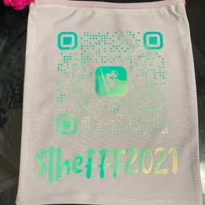 Puede incluir: Una bolsa de cordón gris con un código QR verde y amarillo y el texto "$theFFF2021".