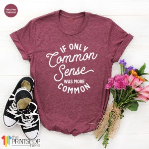 Peut inclure: Un t-shirt en couleur bordeaux chin&eacute; avec le texte "Si seulement le bon sens &eacute;tait plus courant" imprim&eacute; en blanc.