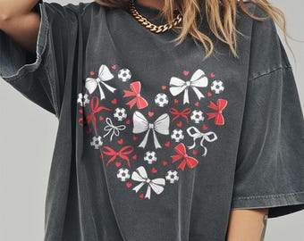 T-shirt à nœud papillon et cœur pour les fans de foot, T-shirt graphique Coquette pour mamans de foot, Cadeau pour les fans de foot, Vêtements pour les jours de match, T-shirt pour les amoureuses du sport