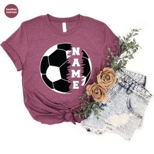 Maglietta personalizzata per la mamma di un calciatore, maglietta da calcio personalizzata, regali per calciatori, maglietta con scollo a V da calcio, maglietta da giocatore di calcio, magliette grafiche da calcio immagine 7