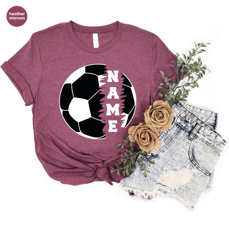 Maglietta personalizzata per la mamma di un calciatore, maglietta da calcio personalizzata, regali per calciatori, maglietta con scollo a V da calcio, maglietta da giocatore di calcio, magliette grafiche da calcio immagine 7