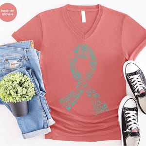 Concientización sobre el cáncer de ovario, camisetas con cuello en V para el cáncer de ovario, camisetas con estampado de lazo, regalo para sobrevivientes de cáncer de ovario, camisetas con cuello en V para pacientes con cáncer. imagen 7