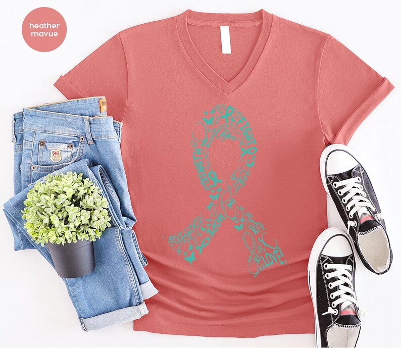 Concientización sobre el cáncer de ovario, camisetas con cuello en V para el cáncer de ovario, camisetas con estampado de lazo, regalo para sobrevivientes de cáncer de ovario, camisetas con cuello en V para pacientes con cáncer. imagen 7