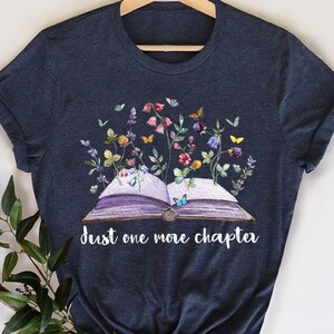 Camiseta para amantes de los libros, Camiseta floral con temática de libros, Camiseta de lectura para bibliotecarios, Camiseta de lectura para profesores, Camisetas para ratones de biblioteca, Libros con flores, Camisetas para leer libros imagen 2