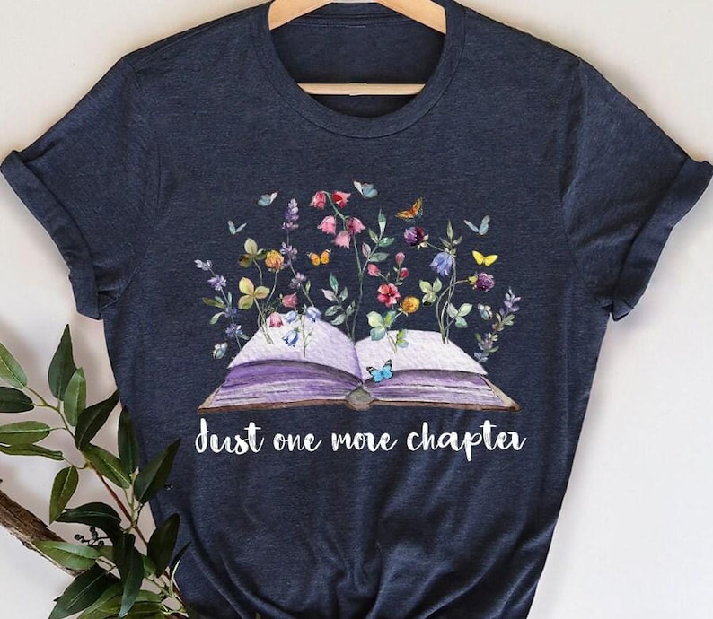 Camiseta para amantes de los libros, Camiseta floral con temática de libros, Camiseta de lectura para bibliotecarios, Camiseta de lectura para profesores, Camisetas para ratones de biblioteca, Libros con flores, Camisetas para leer libros imagen 2
